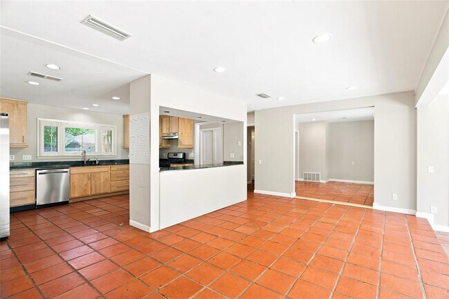 Building Photo - 3005 Village Dr