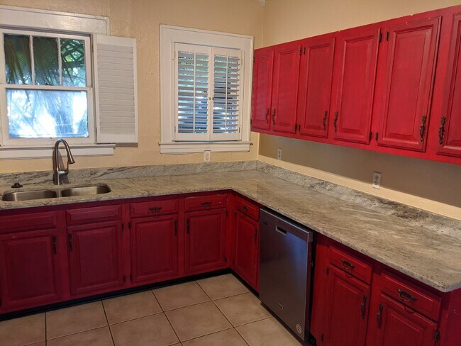 Building Photo - Avondale Beauty on the market!