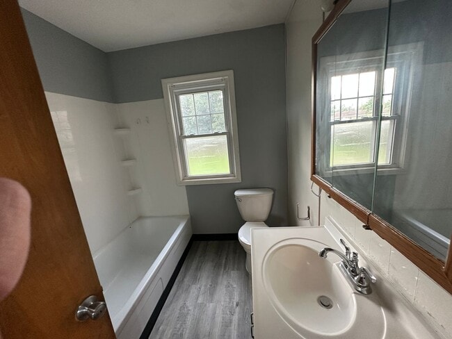 Building Photo - $1650 - 4 Bed 2 Bath Home
