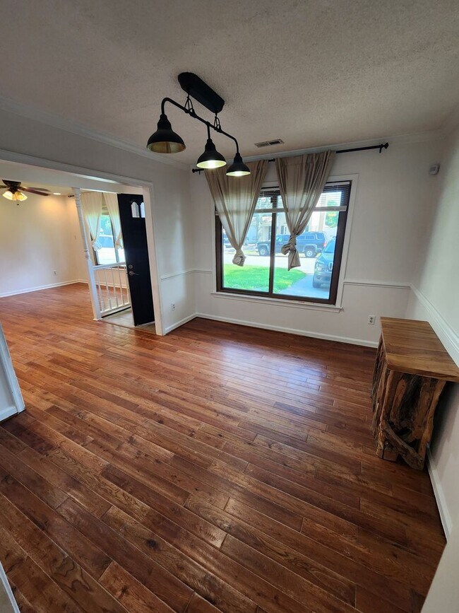 Building Photo - 4 Bedroom Home in Sought Out Neighborhood ...