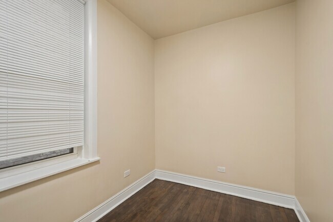 Building Photo - 2144 N Bell Ave