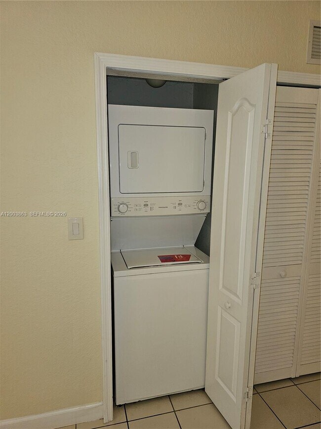 Building Photo - 1543 SE 25th St