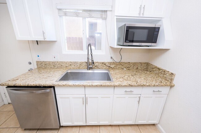 Building Photo - 2 Bedroom 1.5 Bath Available Now in El Cajon!