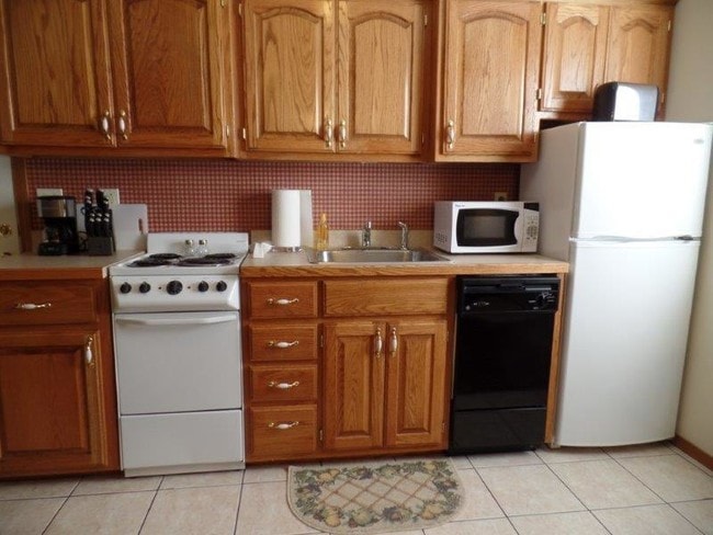 Building Photo - Crestwood Apartments / Extended Stay