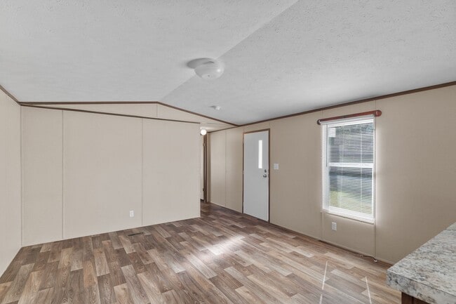 Building Photo - 2 Bedroom, 2 Bathroom Home