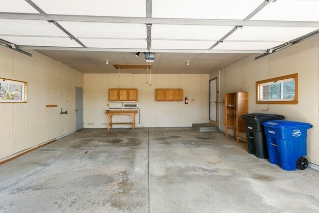 Building Photo - 650/652 Millbrook Drive