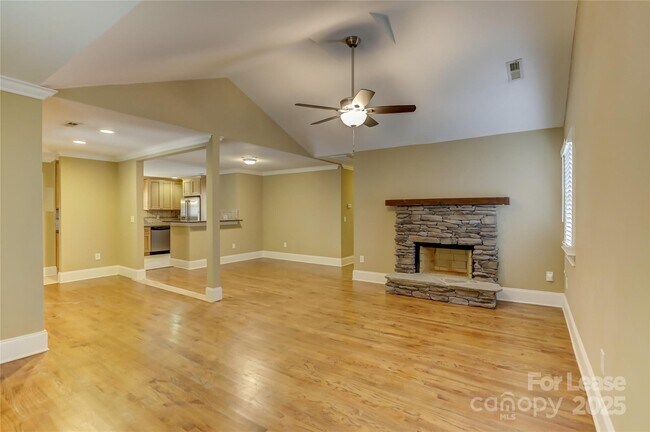 Building Photo - 448 N Summit Ave