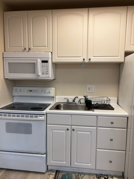 kitchen - 630 NW 7th Ave