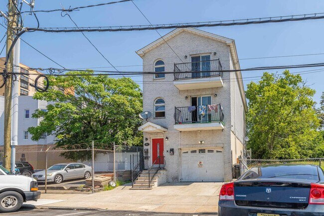 Building Photo - 94 Winfield Ave