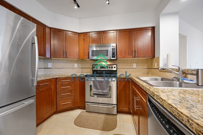 Building Photo - Beautiful 2BR + Den Condo with Garage Parking in Vibrant Downtown Kirkland