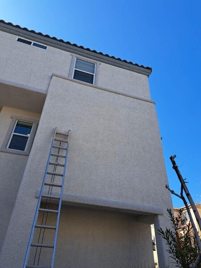 Building Photo - 4 Bedroom Corner Lot