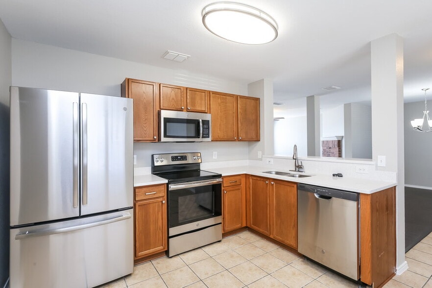 Building Photo - 2246 Midbury Dr