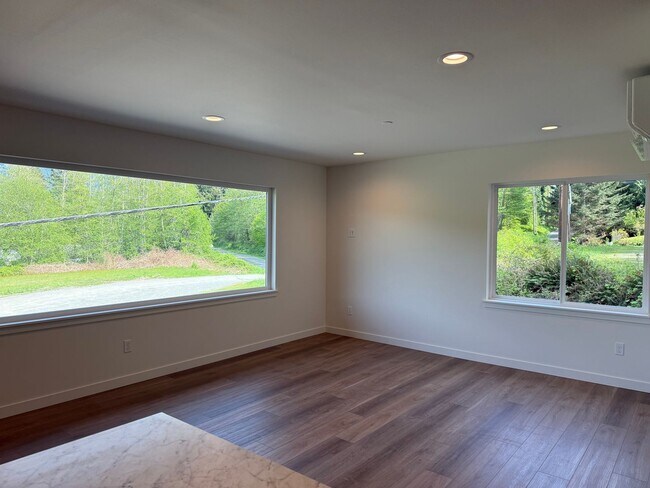 Building Photo - 705 W Lake Samish Dr