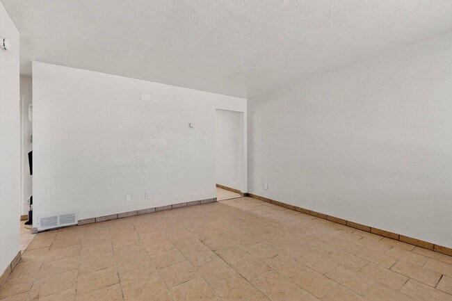 Building Photo - 540 Cardenas Dr SE