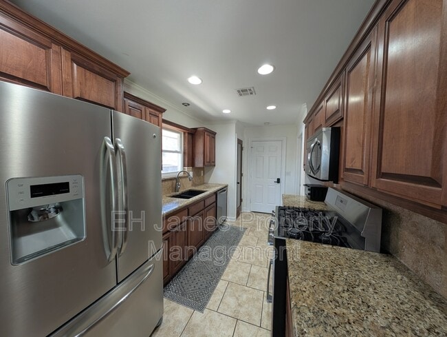 Building Photo - 4626 S Maplewood Ave