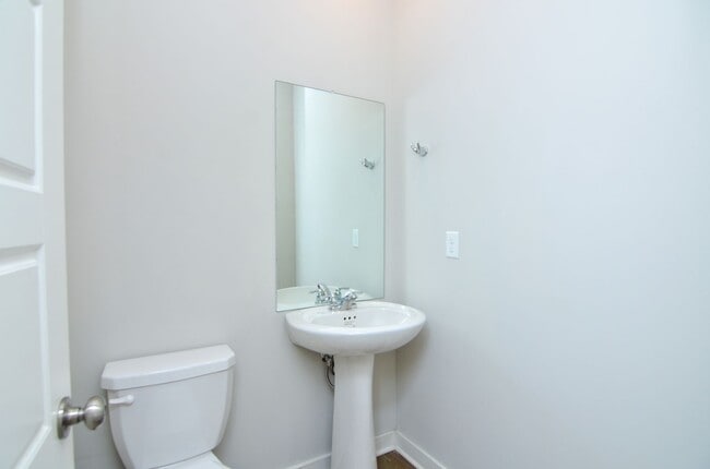 Building Photo - Beautifully Maintained Townhome in a Prime Location