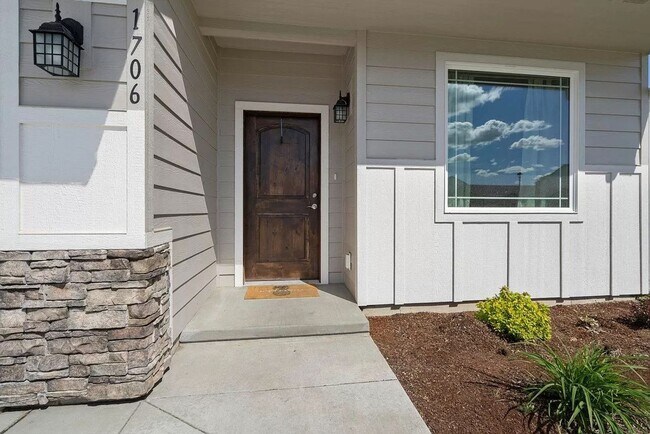Building Photo - Immaculate Newer Construction w/ Vinyl Fen...