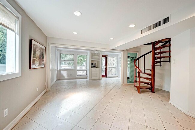 Building Photo - 8986 Chatsworth Dr