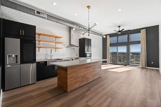 Building Photo - 2124 E 6th St