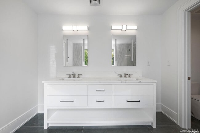 Building Photo - 40 Hewlett Ln