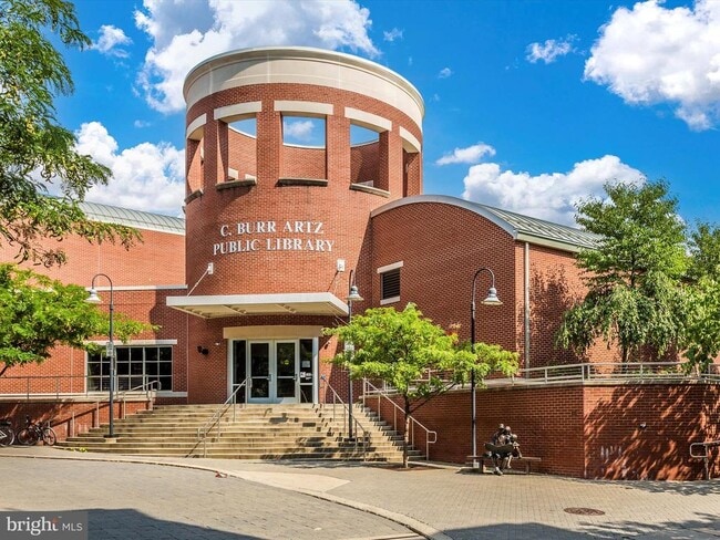 Building Photo - 166 W All Saints St