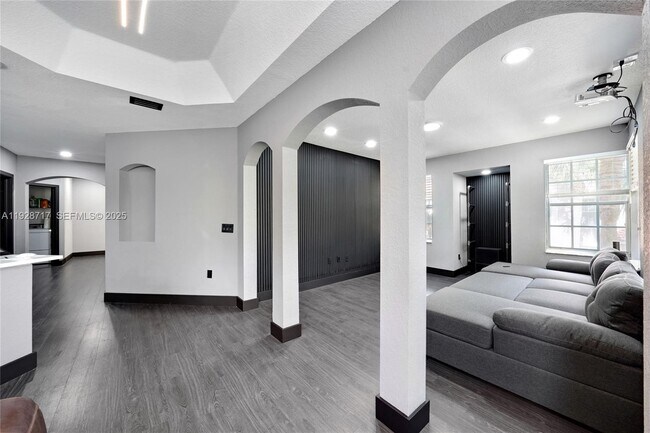 Building Photo - 1010 Belmont Pl