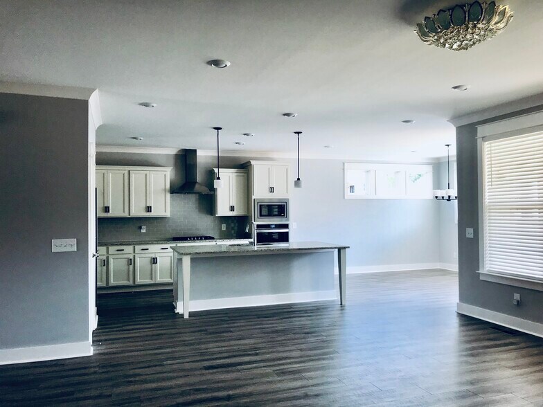 Building Photo - 3038 Oxford Dr