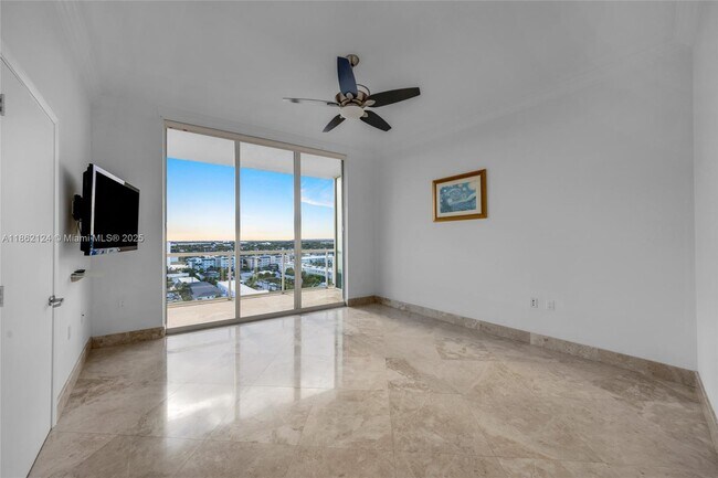 Building Photo - 704 N Ocean Blvd