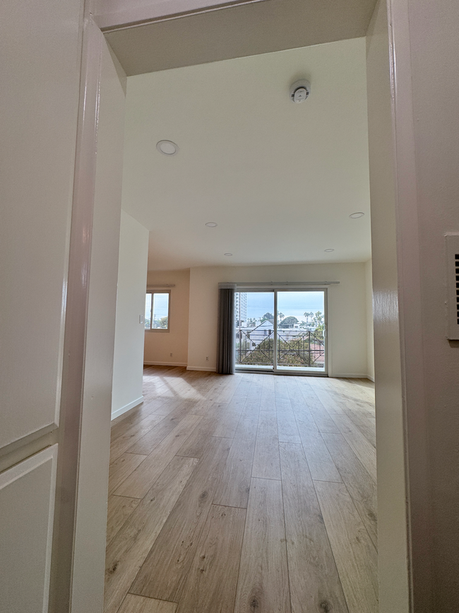 Livingroom from hallway - 2721 2nd St