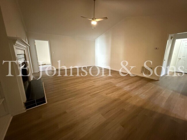 Building Photo - Charming 3-Bedroom Home with Rocking Chair Porch and Screened Back Patio