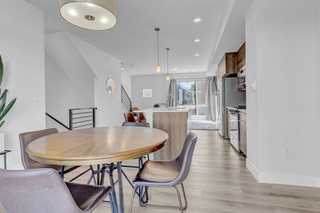 Building Photo - Stunning 3-bedroom, 4-bathroom townhouse!