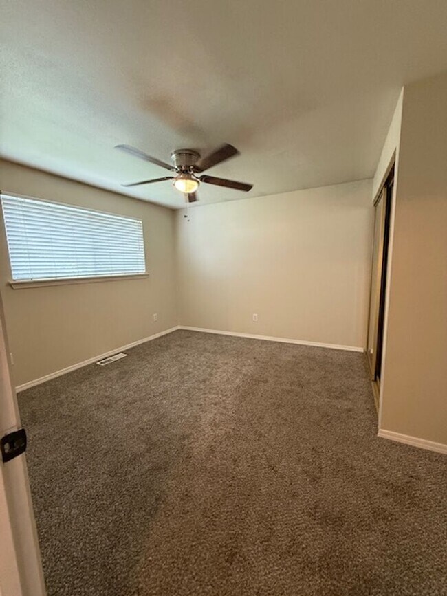 Building Photo - 3 Bedroom 1.25 Bath with 2 car garage