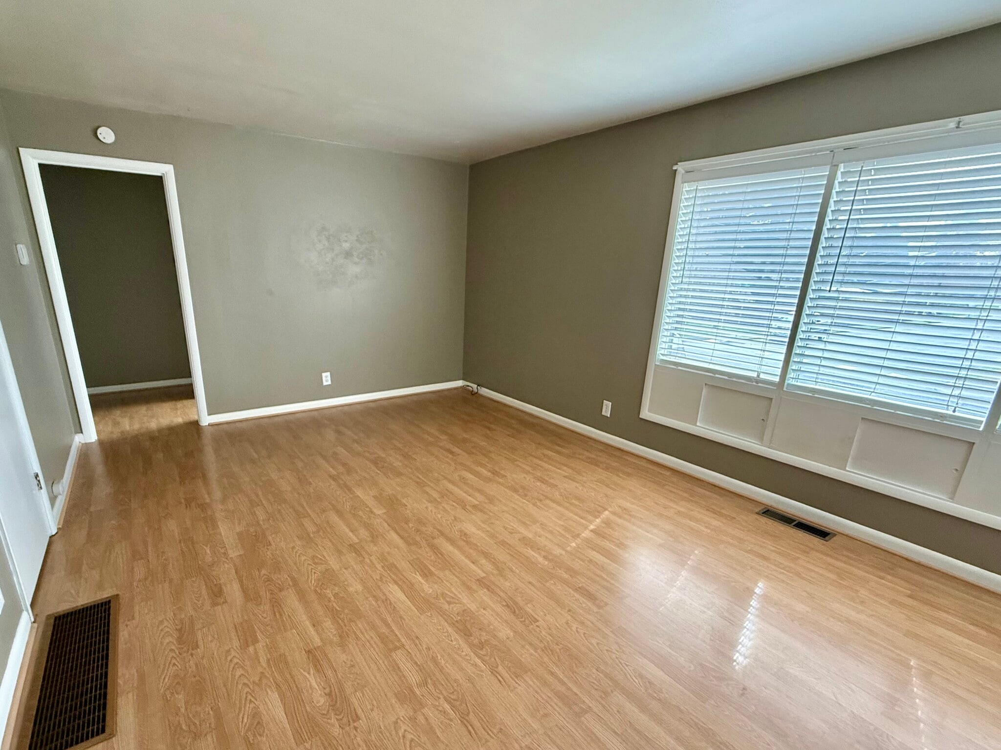 Living room - 701 NE 22nd Ave