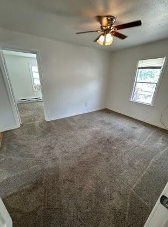 Building Photo - 3804 N Redmond Ave