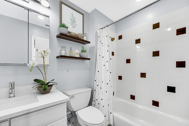 Building Photo - 312 N May St