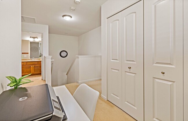 Building Photo - Unfurnished Townhome with Garage, 3 bedroo...
