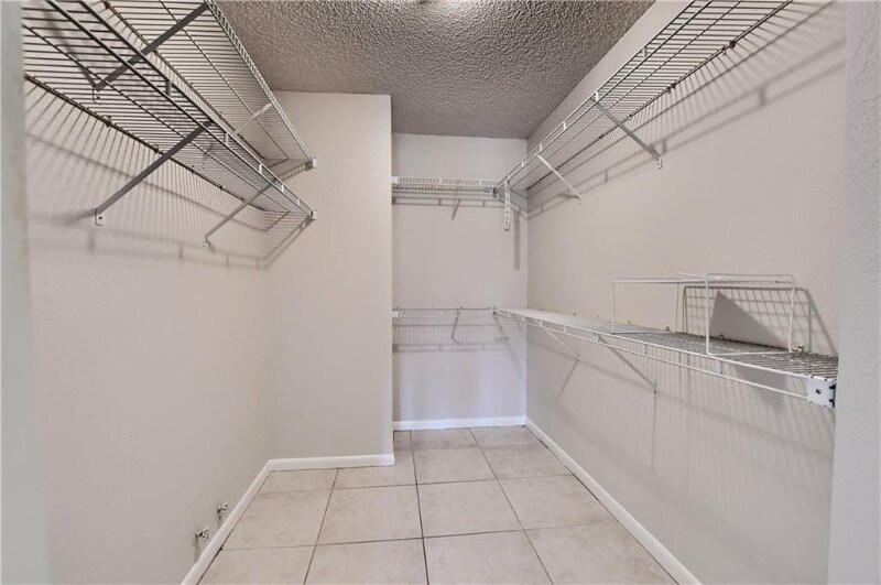 Building Photo - 22556 Middletown Dr