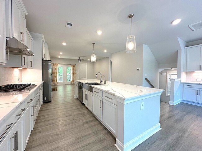 Building Photo - SPACIOUS TOWNHOME