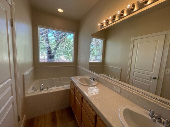 Building Photo - 1020 White Cloud Dr