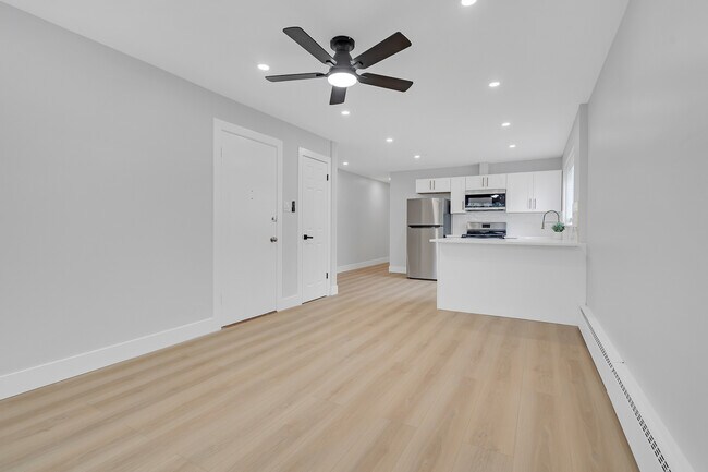 Building Photo - 2712 W Balmoral Ave