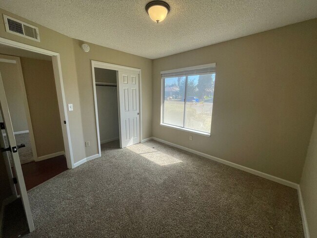 Building Photo - Single story located in East Modesto neighborhood!