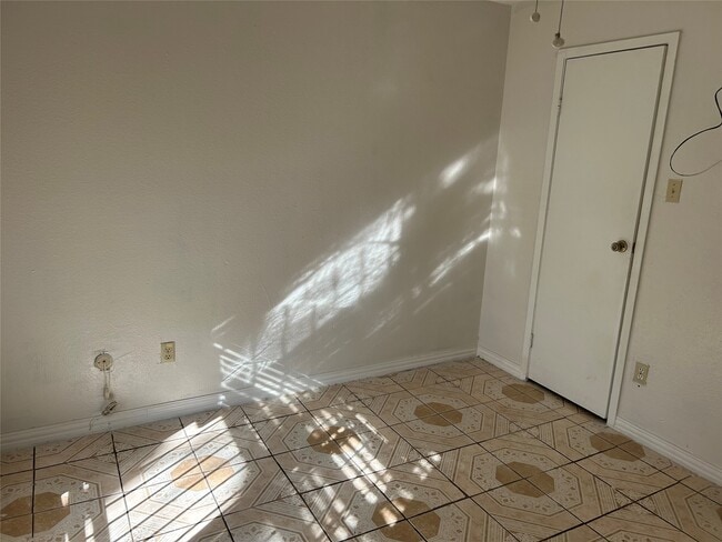 Building Photo - 3900 Woodchase Dr