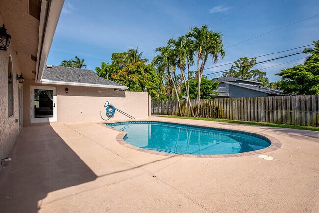 Building Photo - 5290 Pine Tree Dr