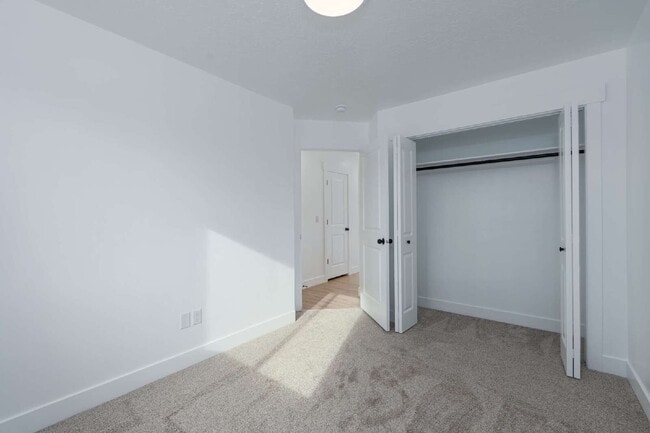 Building Photo - Spacious & Comfortable Home in Quiet Vernal Neighborhood