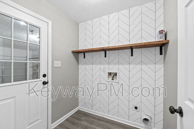 Building Photo - 122 Oakwood Dr