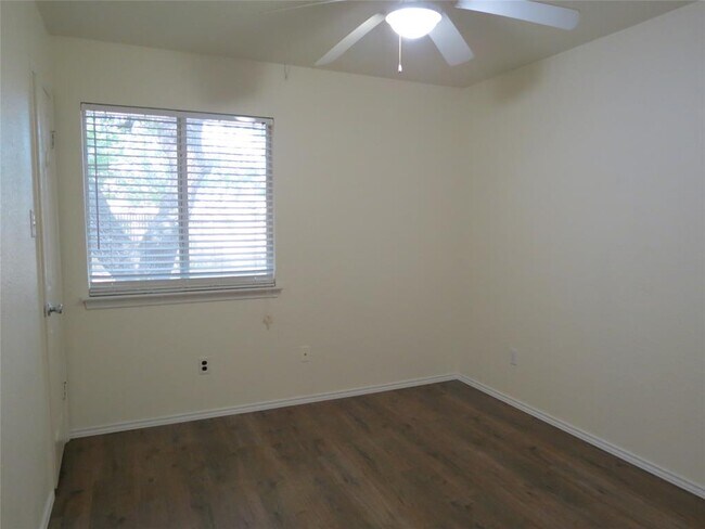 Building Photo - 1503 Serene Oaks Dr