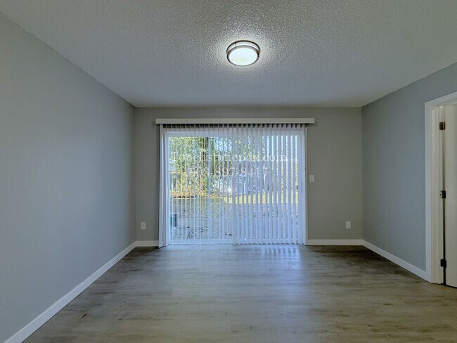 Building Photo - Bright East Portland 3 Bed Apartment Home with Two-Level Layout and Assigned Parking