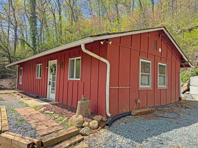 Remodeled 3 Bed, 1 Bath, Cottage on 5 Acres - 7942 New Hope Rd., Greenwood, VA 22943 - 7942 New Hope Rd