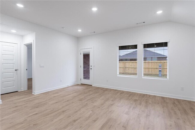 Building Photo - 138 S Maroon Ave