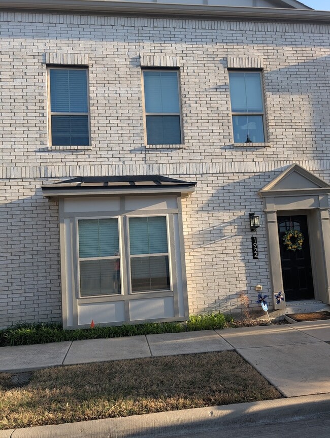 Building Photo - 1924 Bel Air Dr